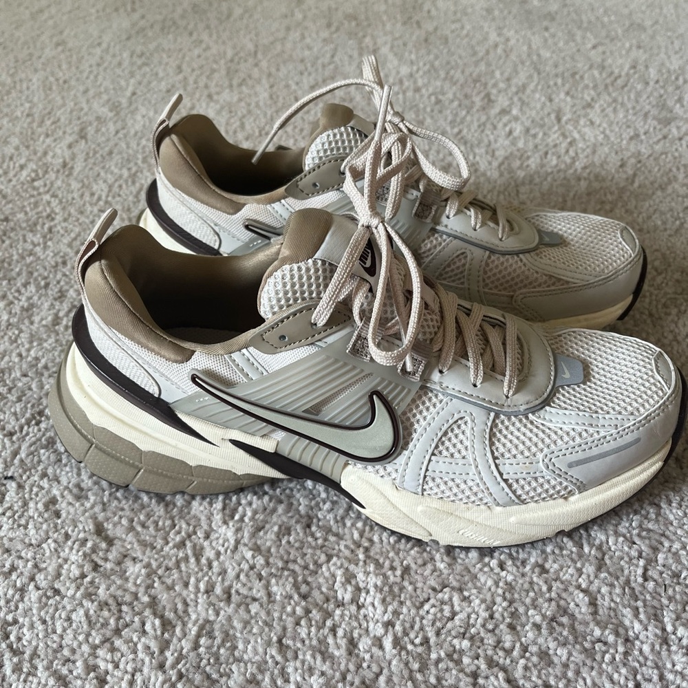 Nike V2K Run "Lt Orewood Brn/Light Bone/Khaki/Earth" Women's Shoe